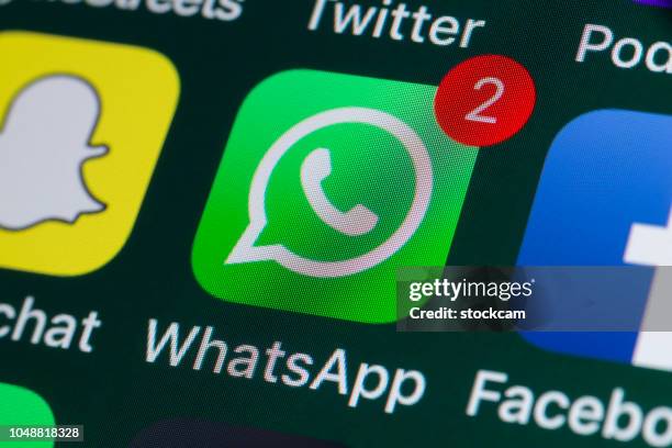 How to use WhatsApp group messaging?